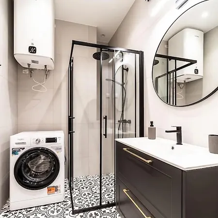 Exclusive In Center Free Parking Apartament Tallin